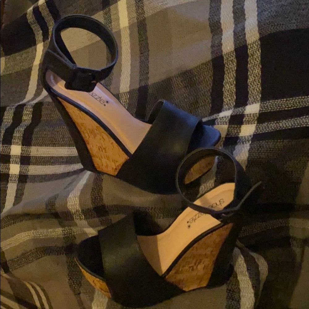 Black, cork wedges